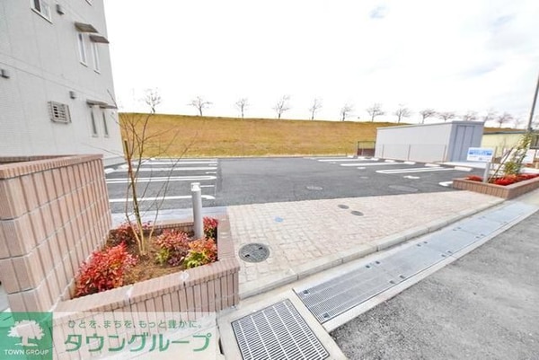 駐車場(駐車場も広々しています)