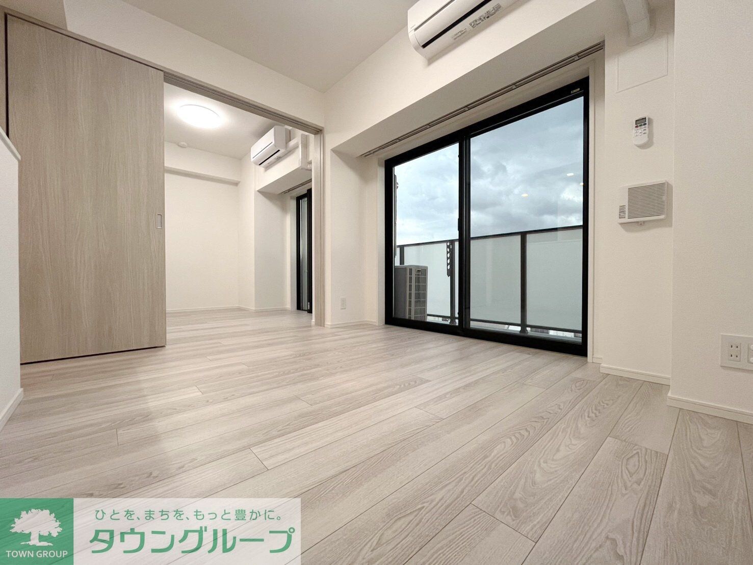 物件内観写真2　(リビング/居室)