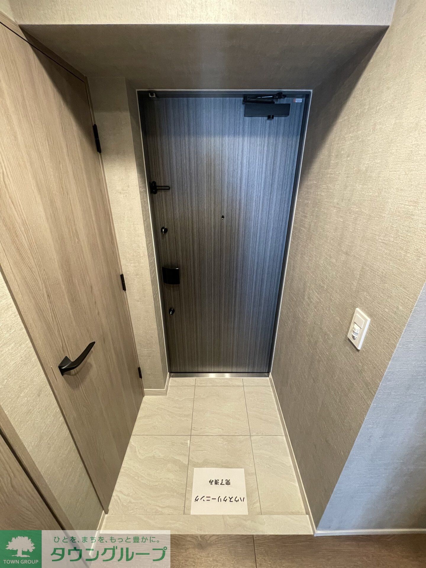 物件内観写真3　(玄関)