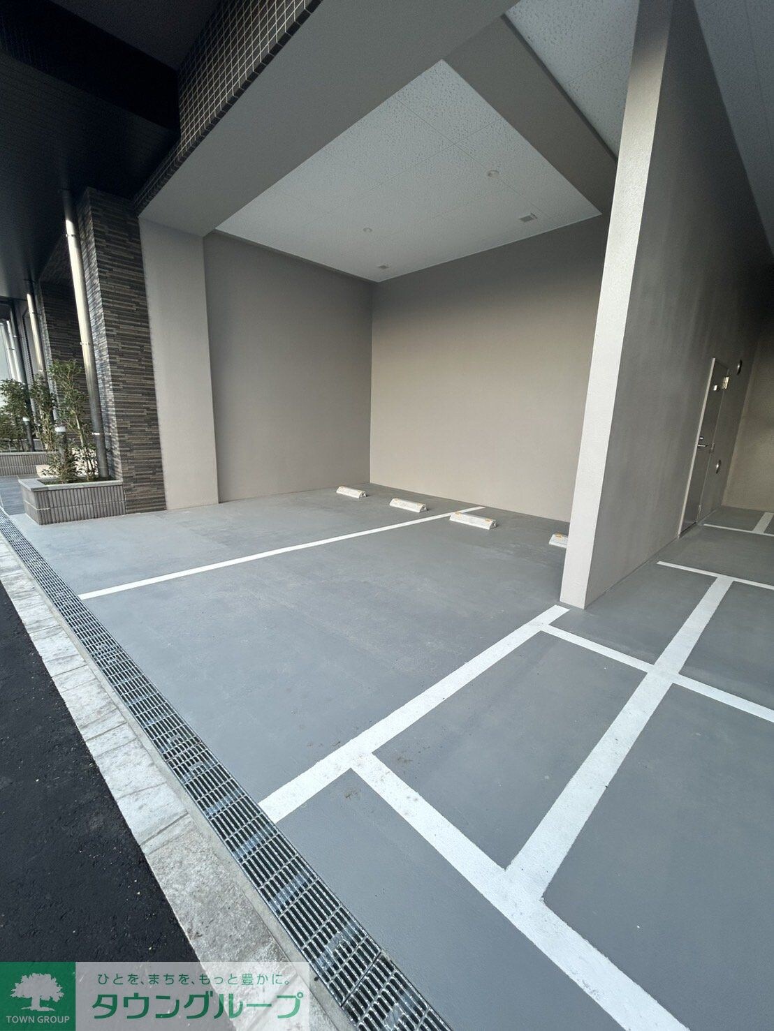 物件内観写真4　(駐車場)