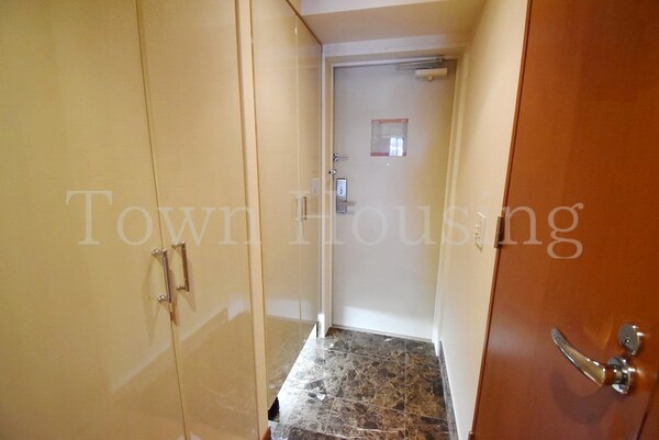 玄関(お問合せは(株)タウンハウジングレジデンス事業部　赤坂店・…)