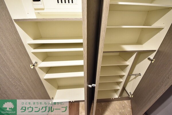 玄関(お問合せは(株)タウンハウジング東京へ)