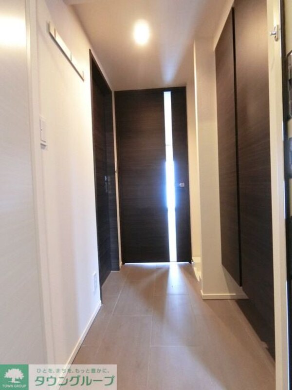 玄関(Fタイプ2023年6月撮影 同タイプ706号室の写真です)