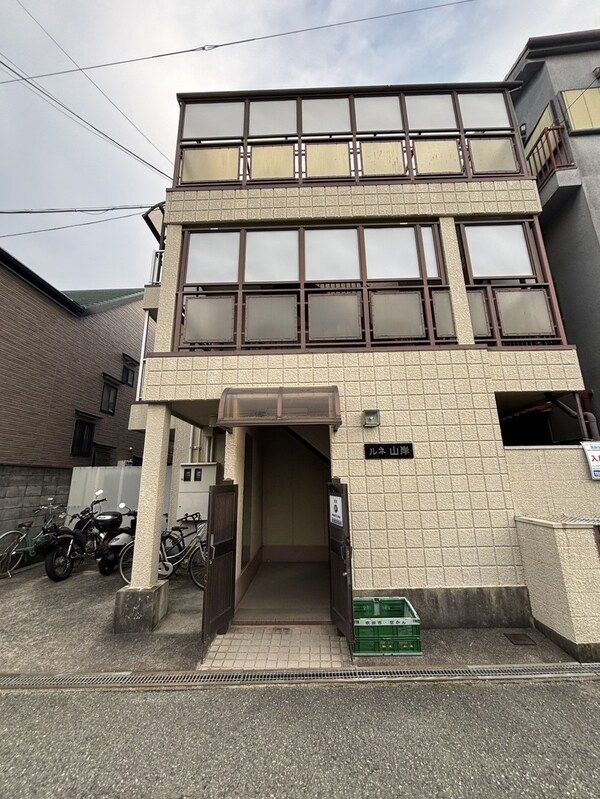 その他(正面エントランス)