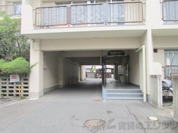 エントランス(駐車場)