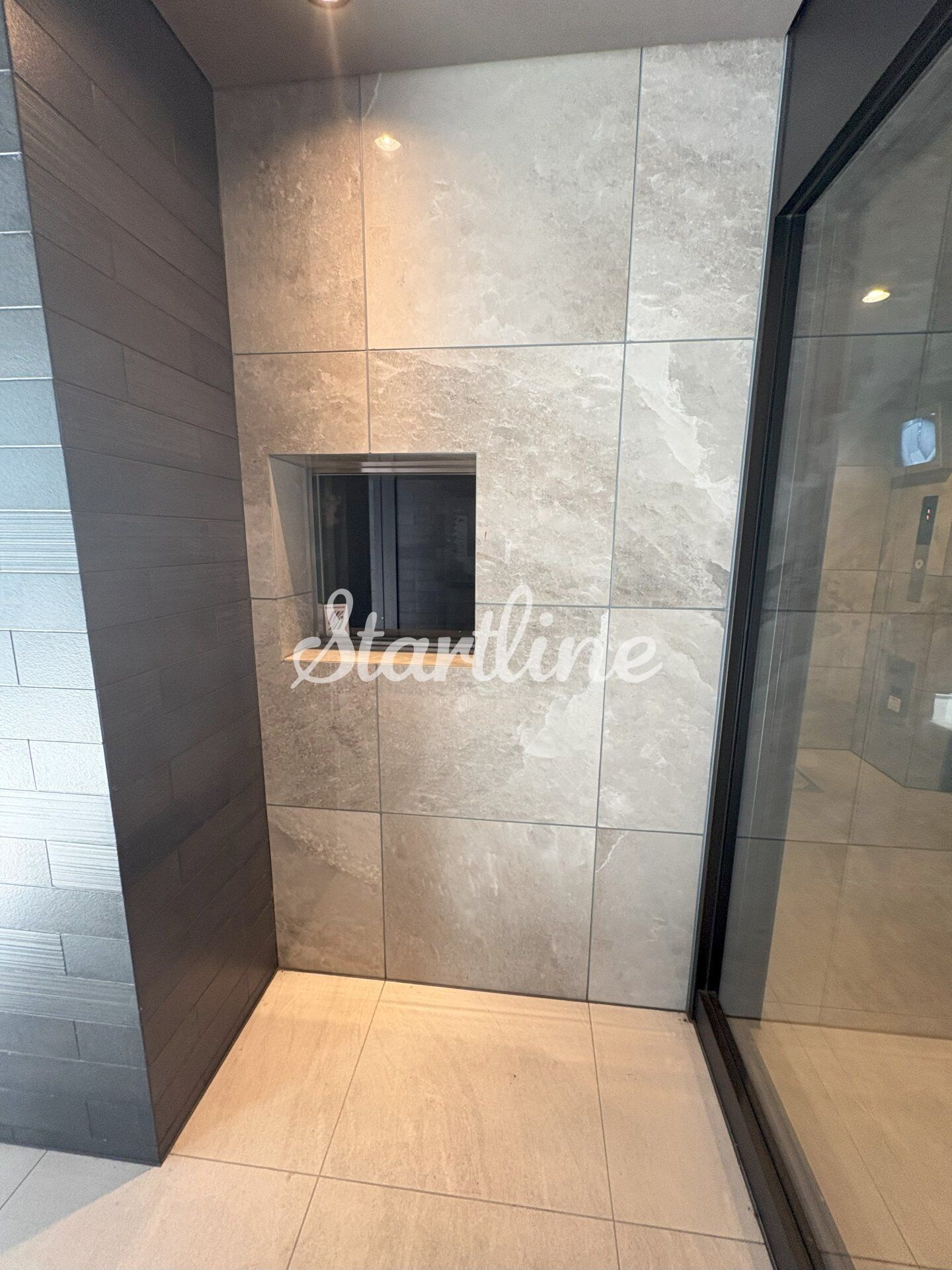 物件内観写真6　(エントランス)