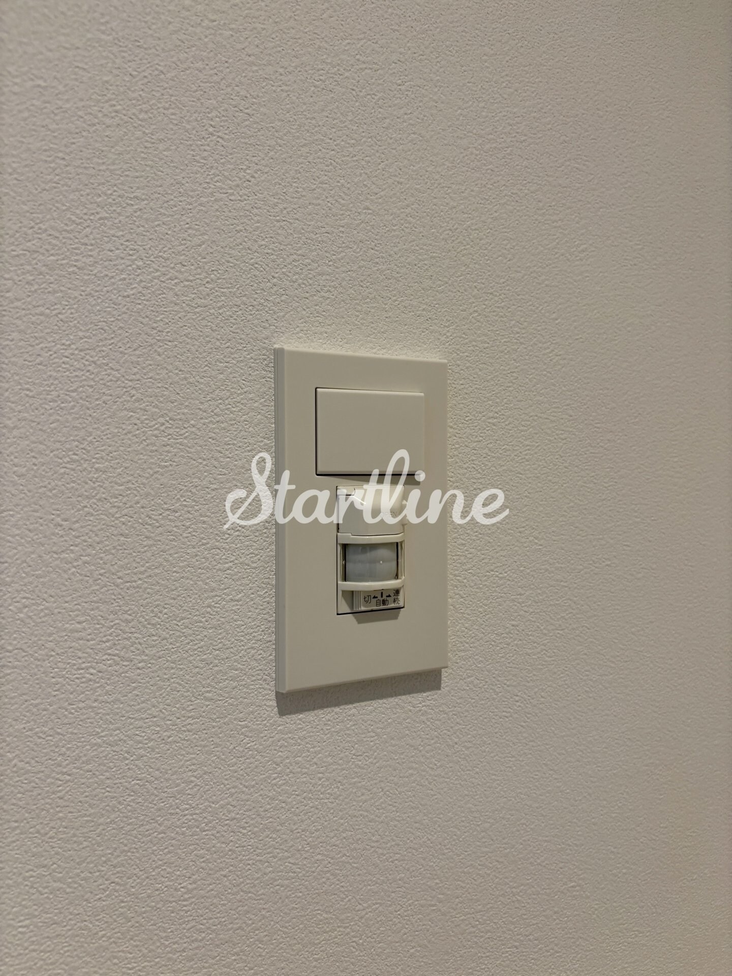 物件内観写真13　(人感センサー(玄関))