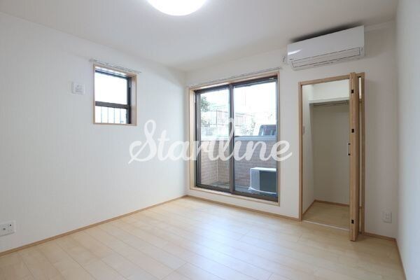 物件内観写真2　(リビング/居室)