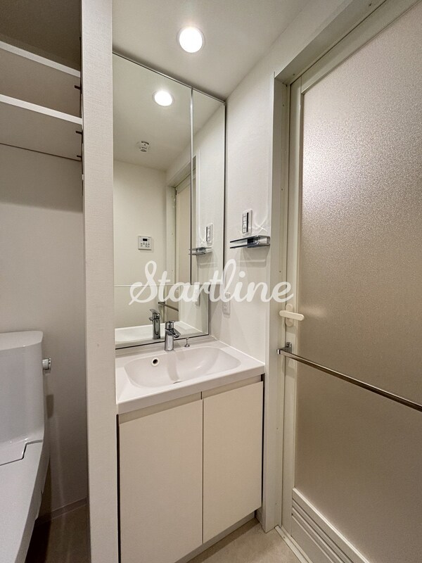 洗面(※住戸によりフローリング・クロス・建具などのカラーが異なり…)