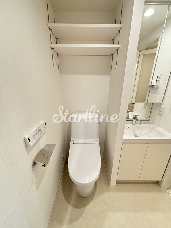 トイレ(※住戸によりフローリング・クロス・建具などのカラーが異なり…)