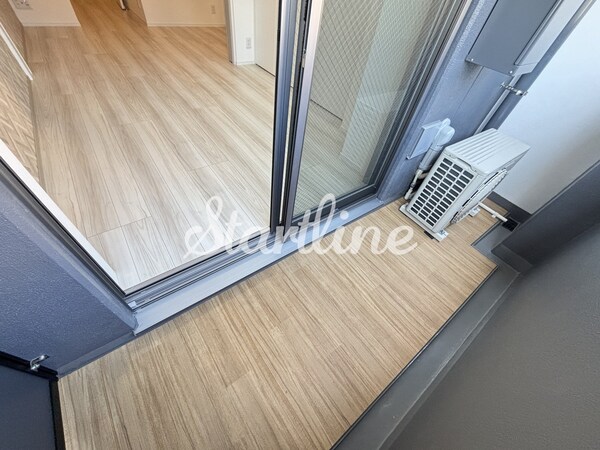 バルコニー(※住戸によりフローリング・クロス・建具などのカラーが異なり…)