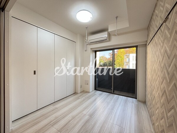 寝室(※住戸によりフローリング・クロス・建具などのカラーが異なり…)