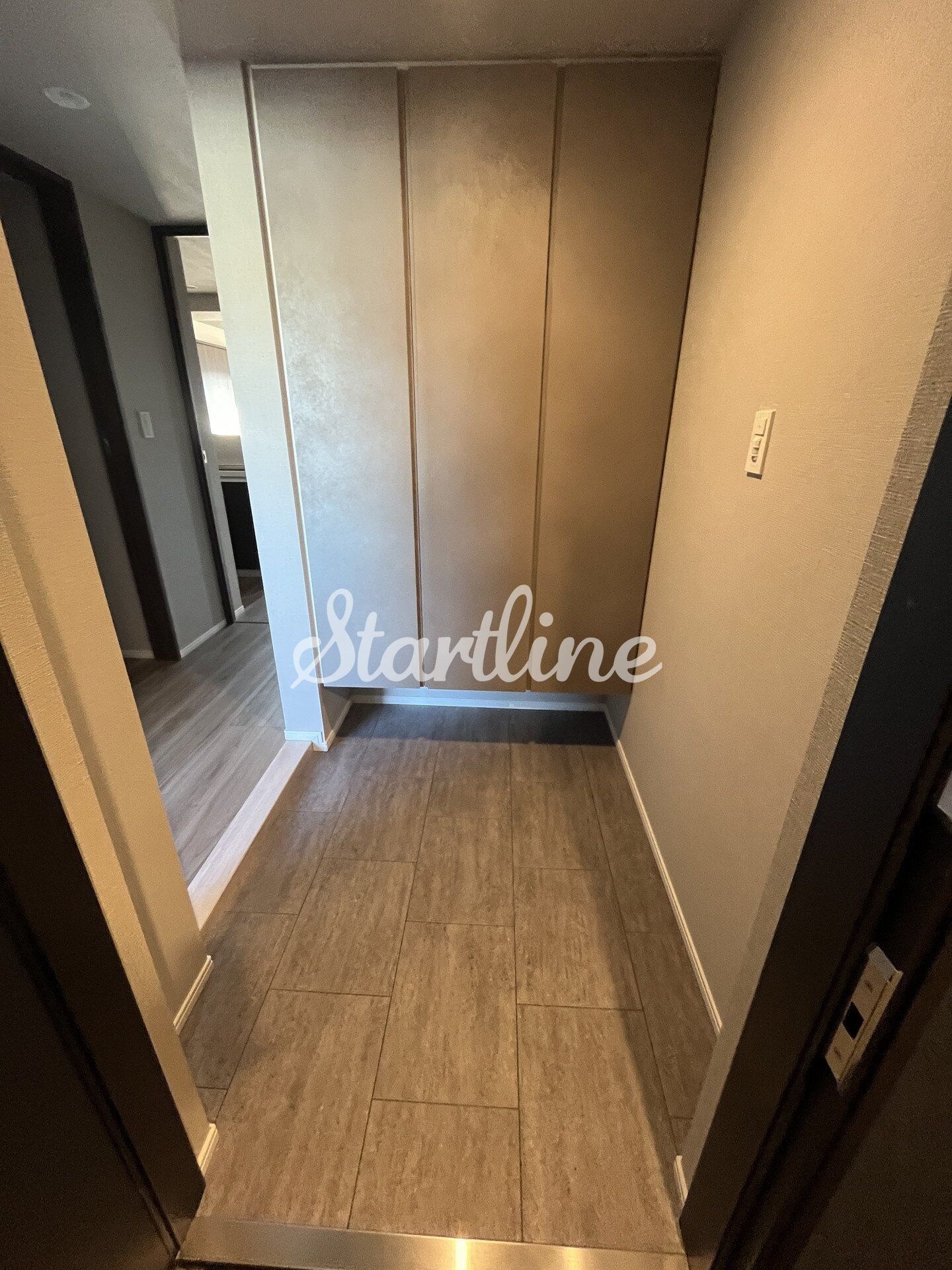 物件内観写真11　(玄関)