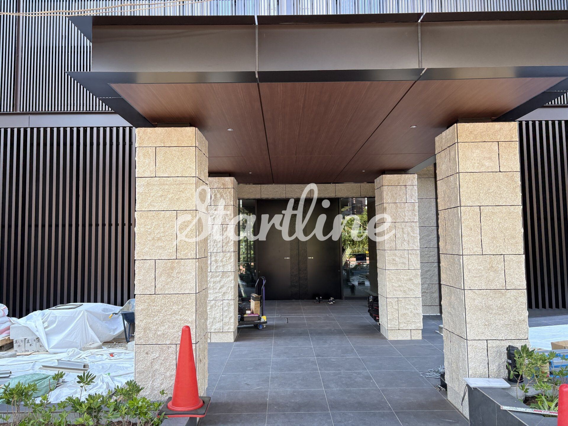 物件内観写真4　(エントランス)