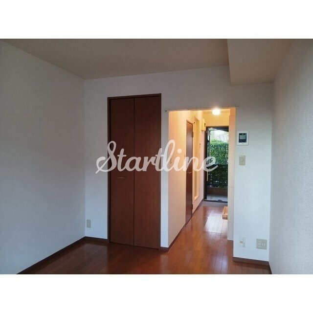 物件内観写真2　(玄関)