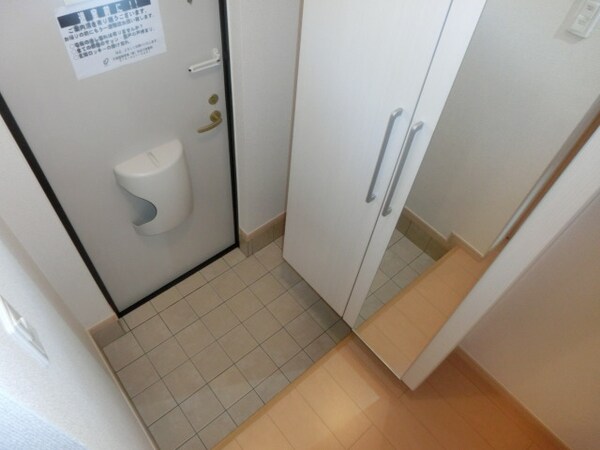玄関(※同建物の別室の写真です)