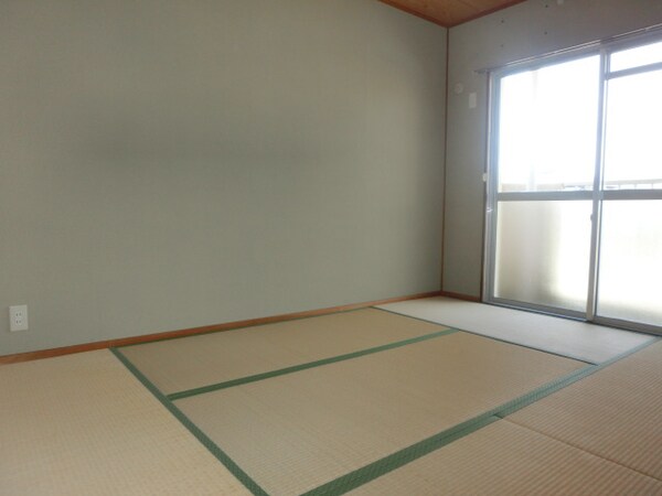 個室(※リフォーム前の写真です)