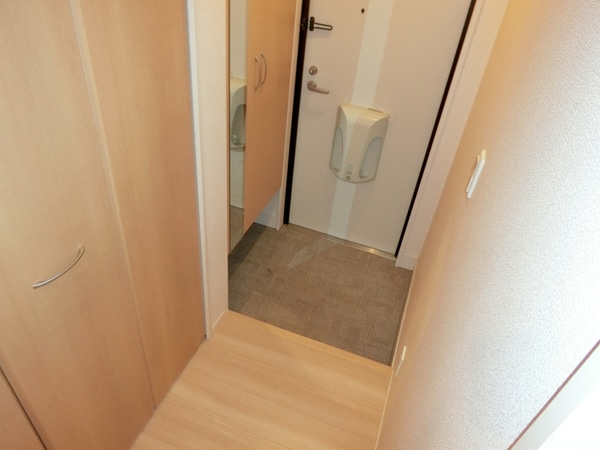玄関(※101号の別部屋の写真になります)