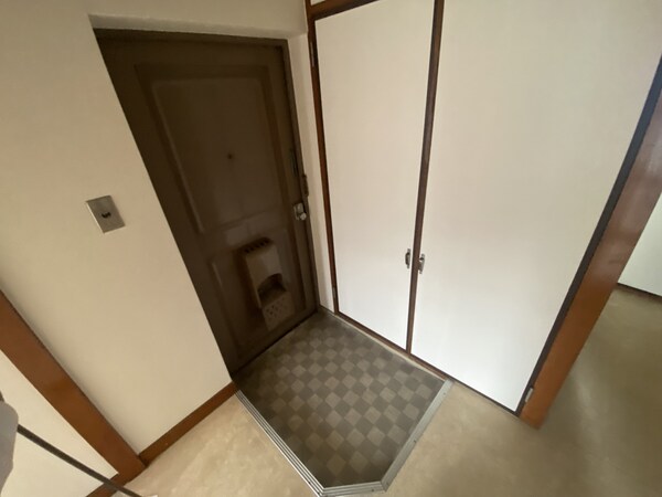 玄関(※クリーニング前の写真になります)