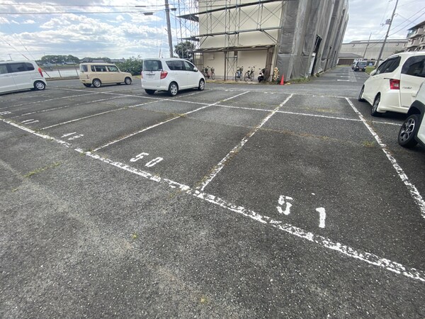 駐車場(※クリーニング前の写真になります)