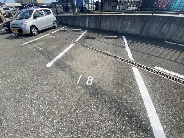 駐車場(※クリーニング前の写真になります)