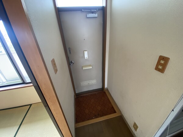 玄関(※クリーニング前の写真になります)