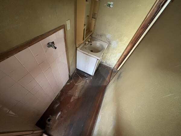 洗面所(※クリーニング前の写真になります)
