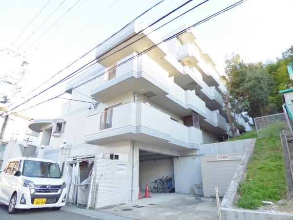 外観(白いタイル張りのキレイなマンション)