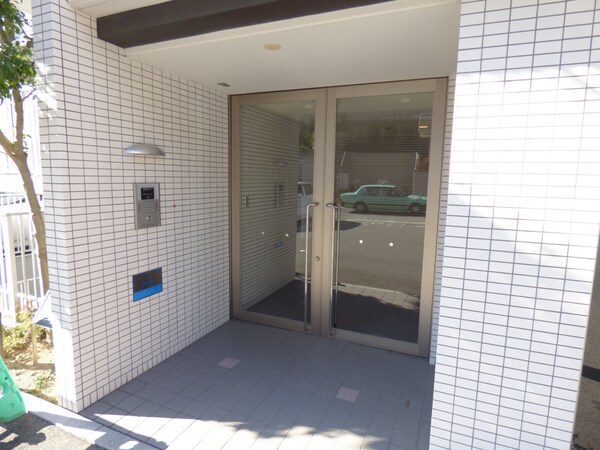 エントランス(安心のオートロック完備)