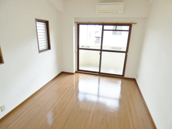 居室(２面採光の明るい洋室)