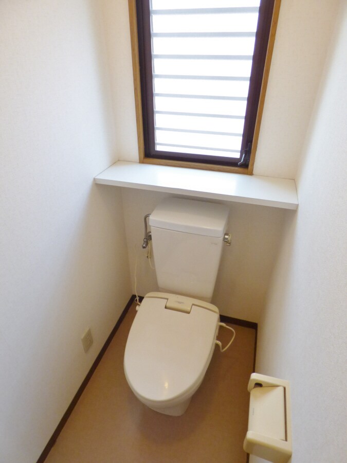 物件内観写真8　(窓付の清潔感のあるトイレ)