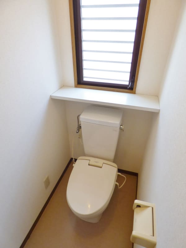トイレ(窓付の清潔感のあるトイレ)