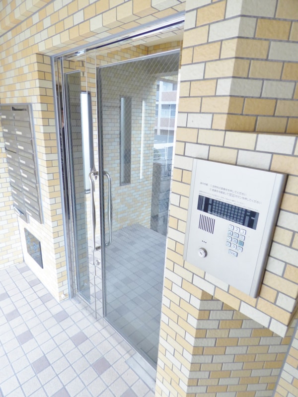 エントランス(安心のオートロック完備)