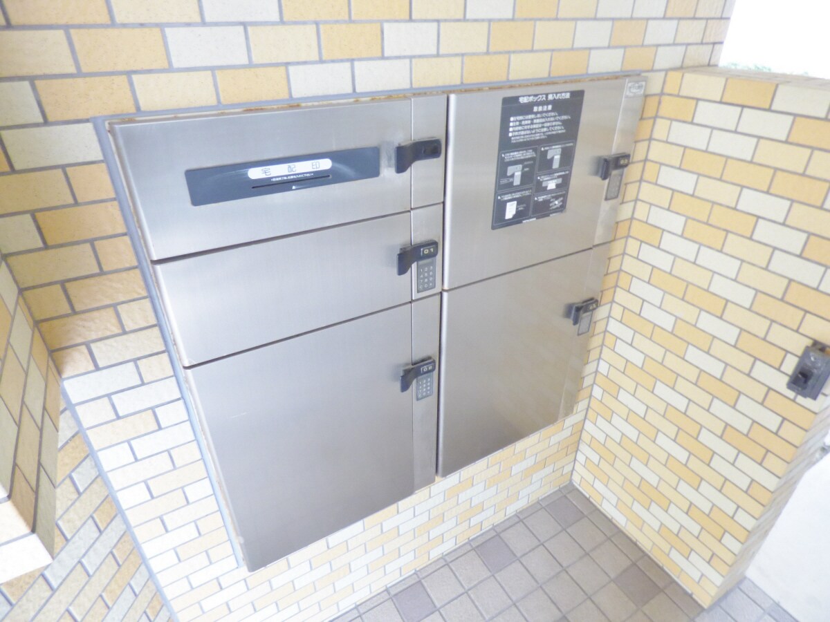 物件外観写真3　(荷物のいつ届いても安心の宅配ボックス完備)