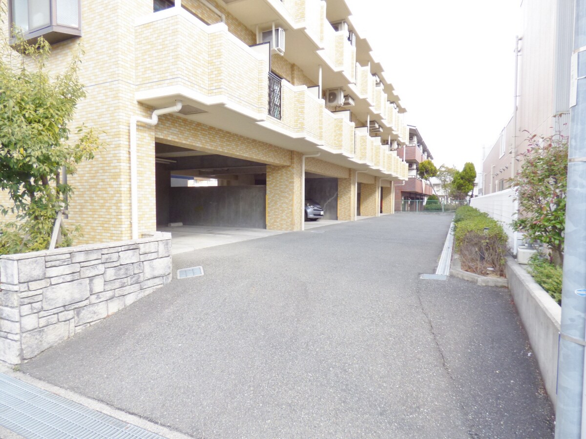 物件外観写真4　(敷地内駐車場完備)