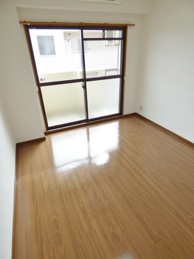 物件内観写真25　(明るい洋室)