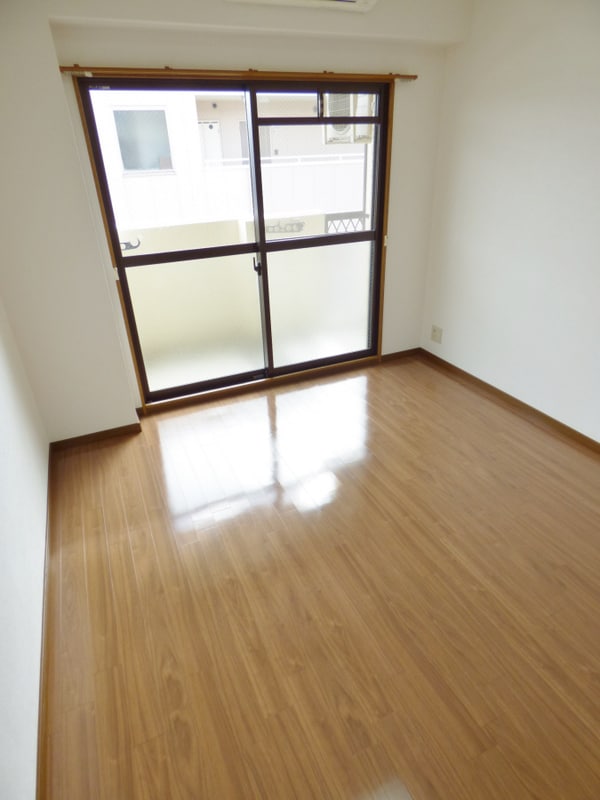 居室(明るい洋室)