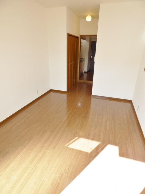 居室(明るい洋室)