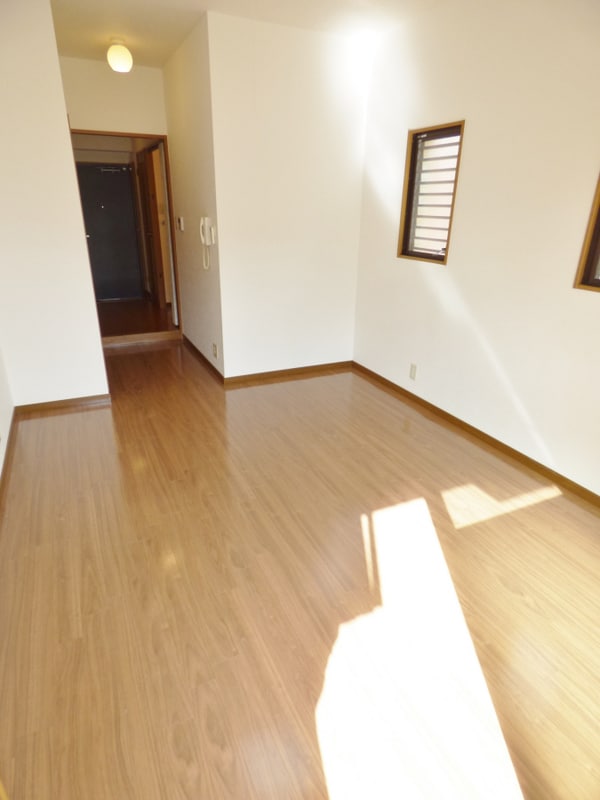 居室(明るい洋室)