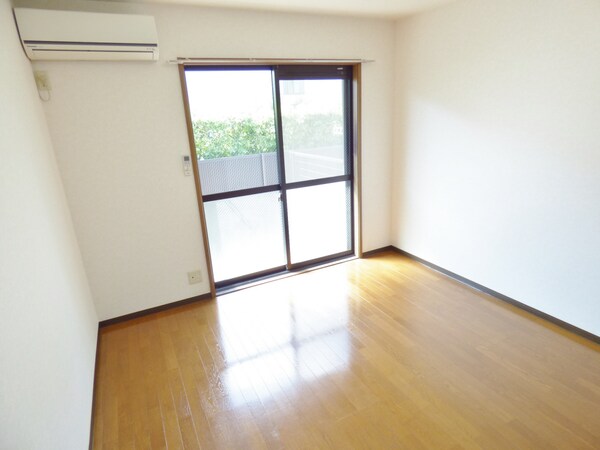 居室(広々とした洋室)