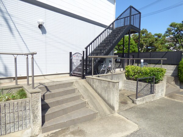 エントランス(防犯カメラ付)