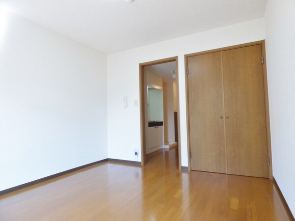 居室(明るい洋室)