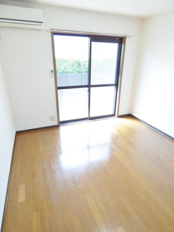 居室(広々とした洋室)