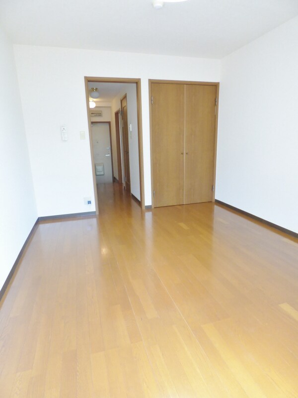 居室(明るい洋室)