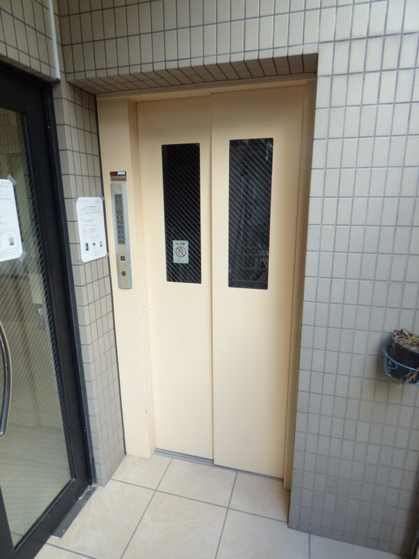 エントランス(エレベーター完備)