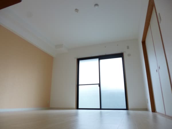 リビング(アクセントクロスがオシャレなリビング１０帖)