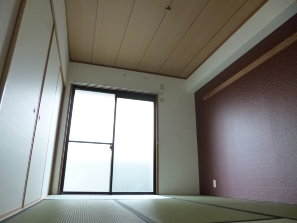 居室(アクセントクロスがオシャレな和室)