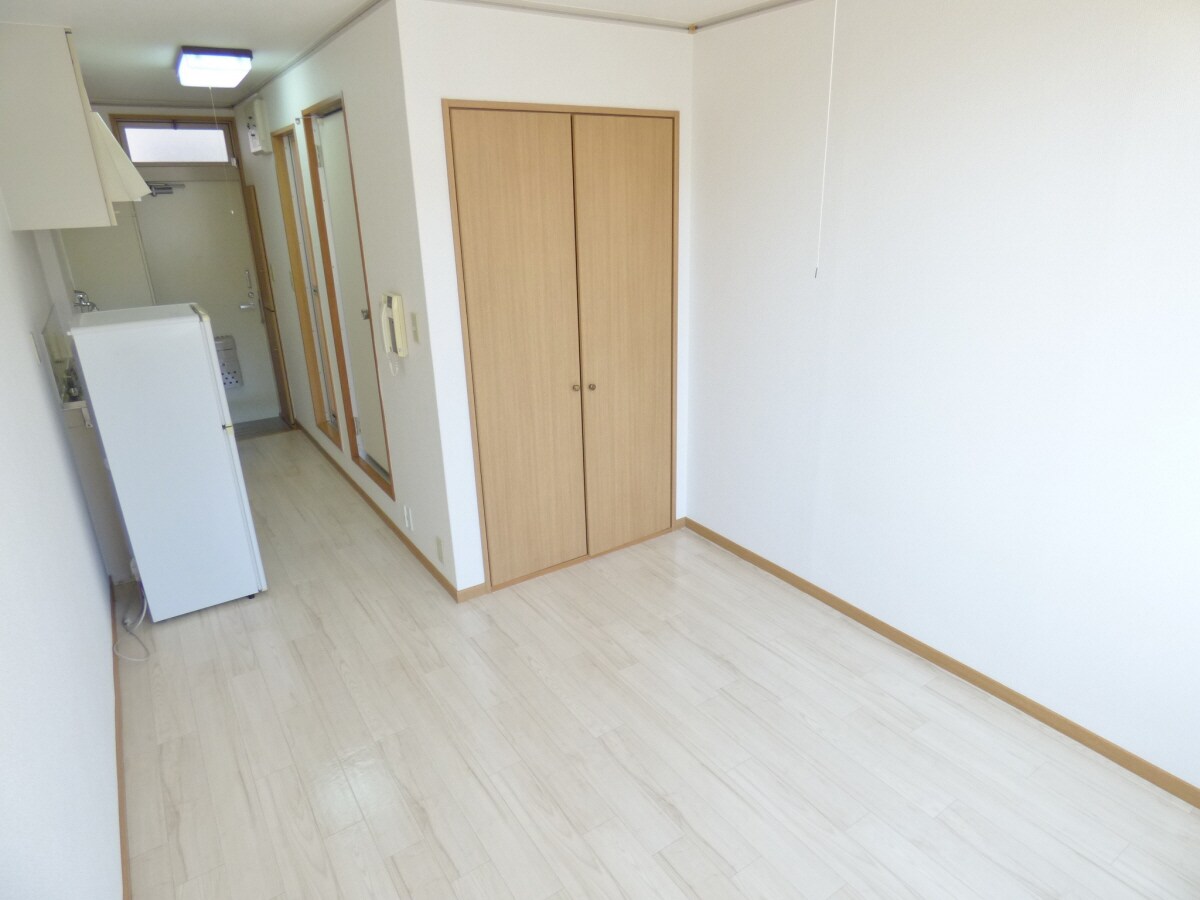 物件内観写真10　(白を基調としたフローリング)