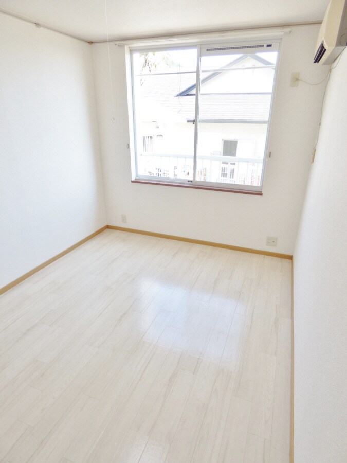 物件内観写真20　(明るい洋室)