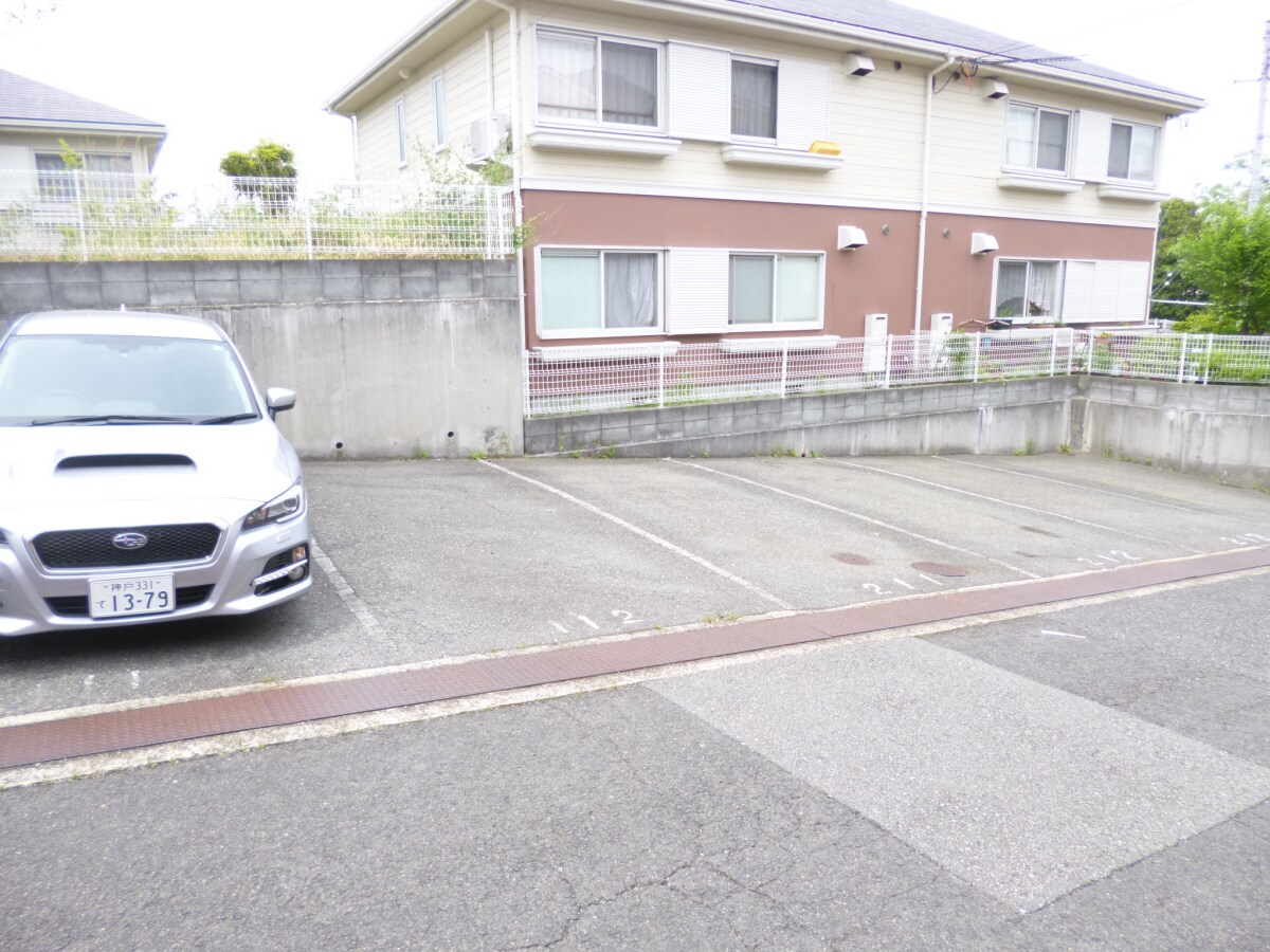 物件外観写真2　(敷地内駐車場完備)